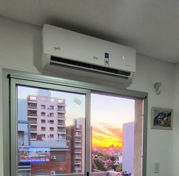 Técnico matriculado revisando una instalación de aire acondicionado en Buenos Aires