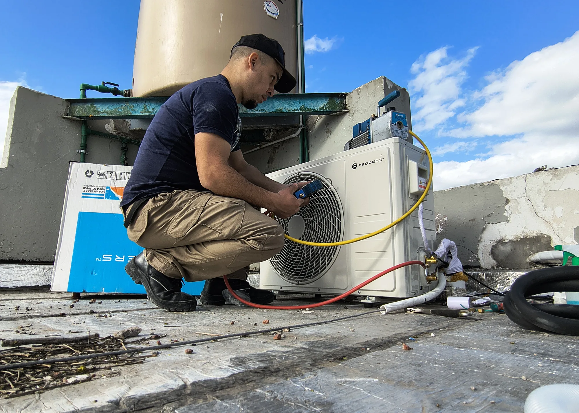 Técnico matriculado Confort Térmico instalando aire acondicionado en Buenos Aires